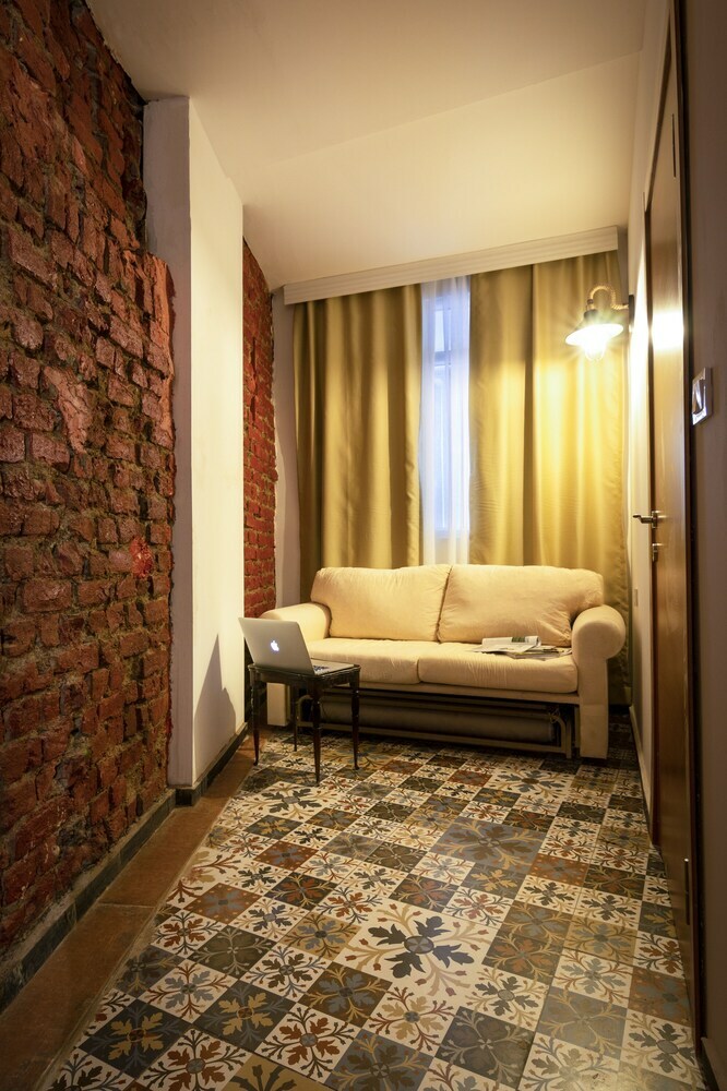 Guzi Rooms & Suites