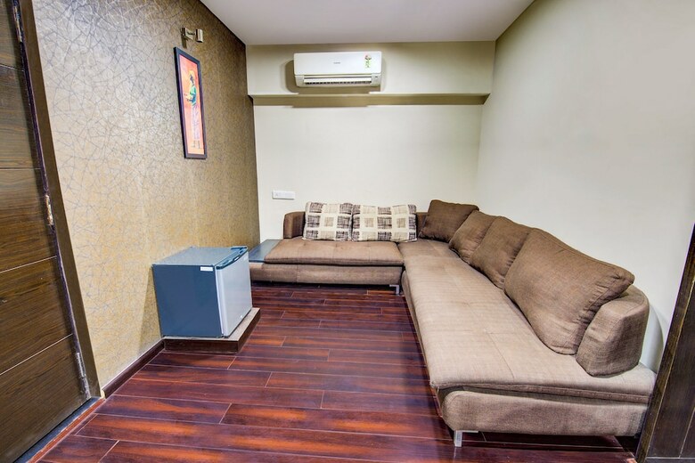 Fabhotel Metro Park