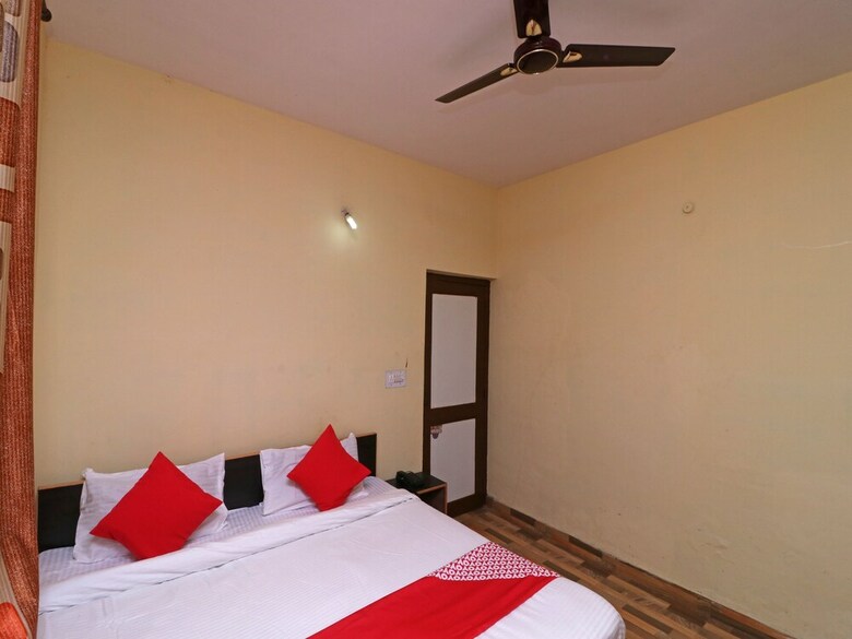 Hotel Oyo 29715 Stone Cafe & Rooms