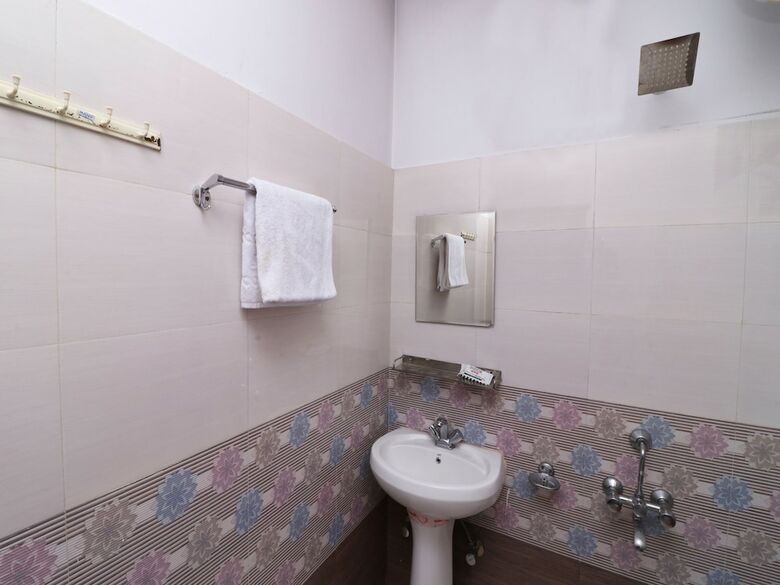 Hotel Oyo 29715 Stone Cafe & Rooms