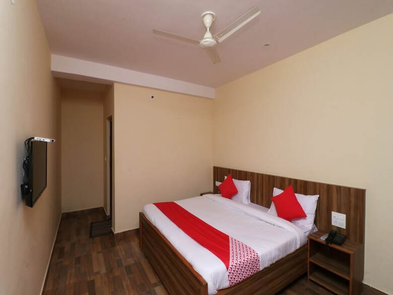Hotel Oyo 29715 Stone Cafe & Rooms