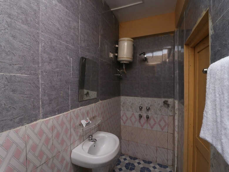 Hotel Oyo 29715 Stone Cafe & Rooms