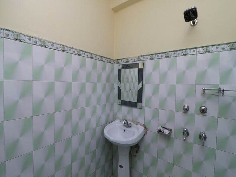 Hotel Oyo 29715 Stone Cafe & Rooms
