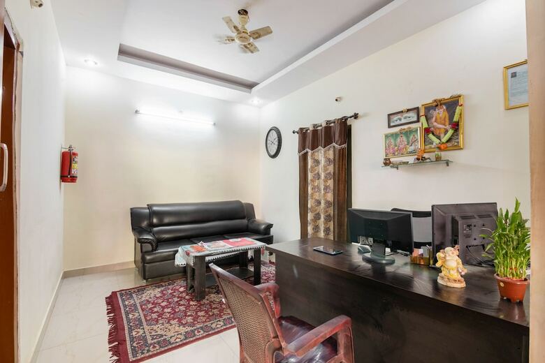 Hotel Oyo 22900 Sri Sai Suites