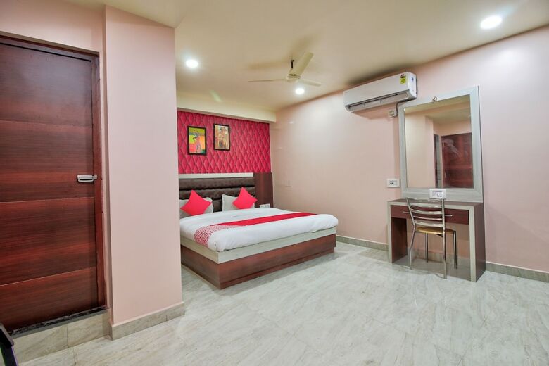 Oyo 24872 Hotel Golden Fiesta