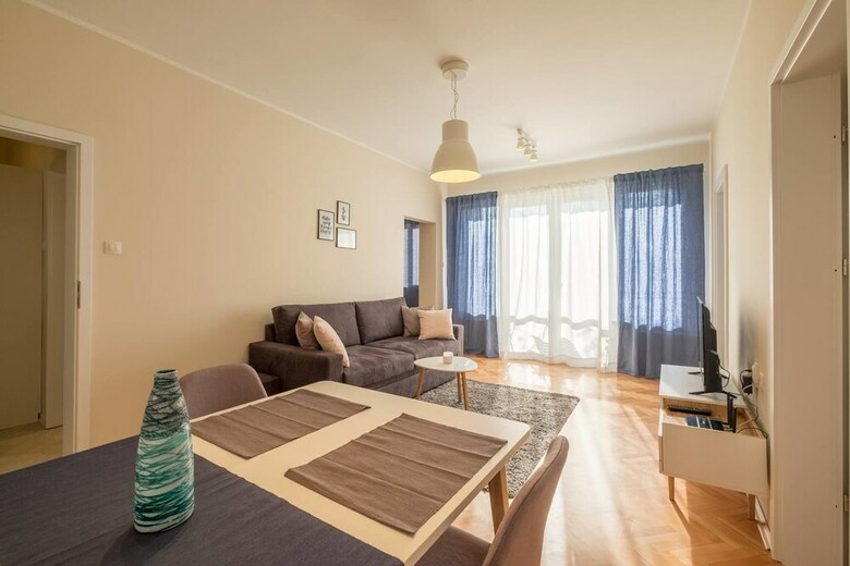 Fm Deluxe 2-bdr Apartment With Balcony - Zaimov Park