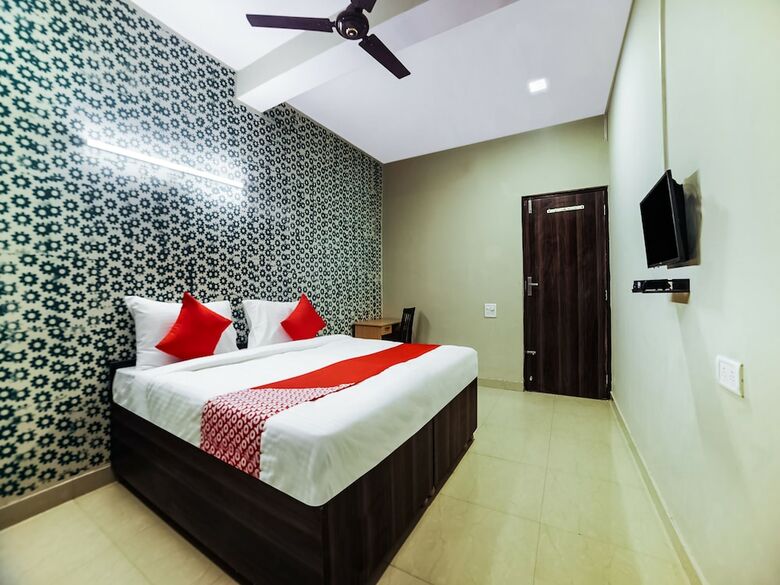 Hotel Oyo Flagship 30196 Noida Sector 5