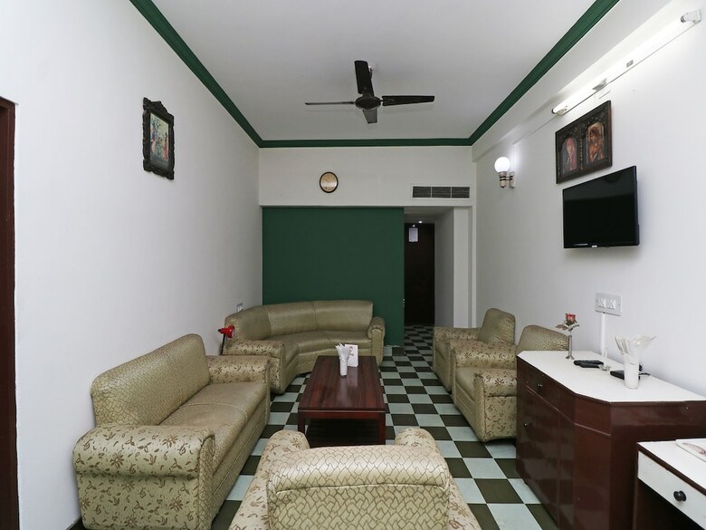 Oyo 29566 Hotel Mid Town