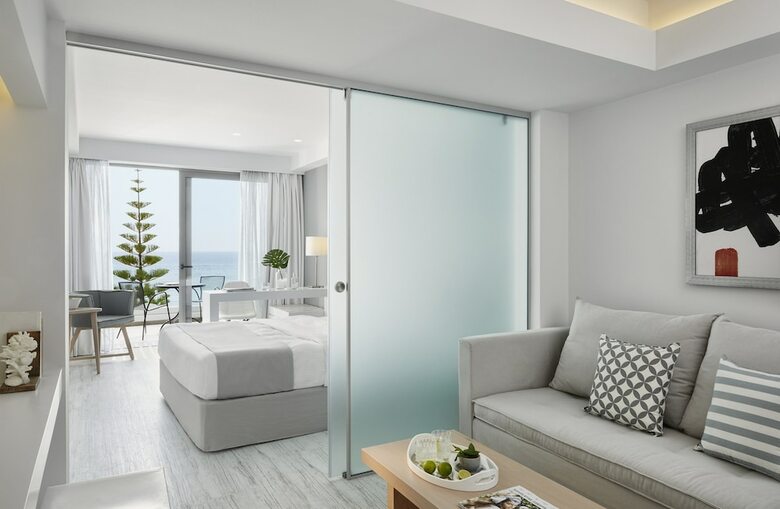Lichnos Beach Hotel & Suites