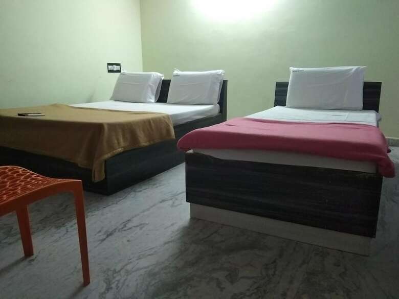 Hotel Iroomz K R Residency