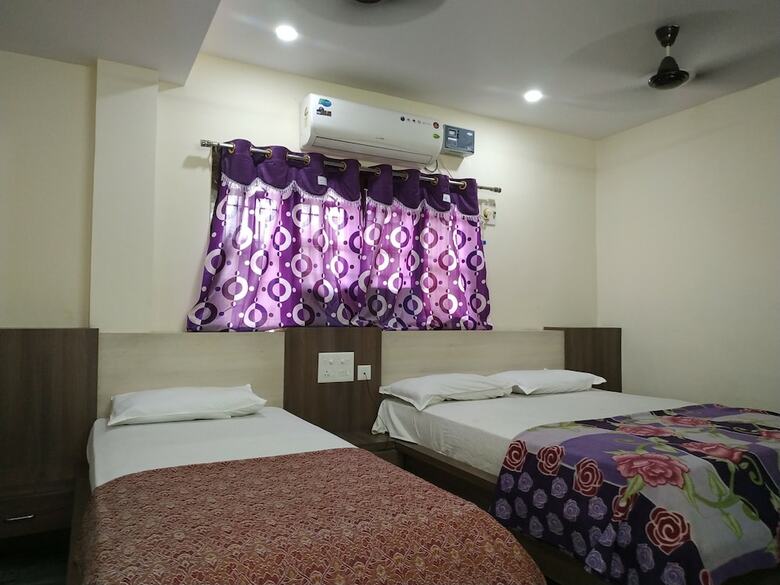Hotel Iroomz Gangothri Residency