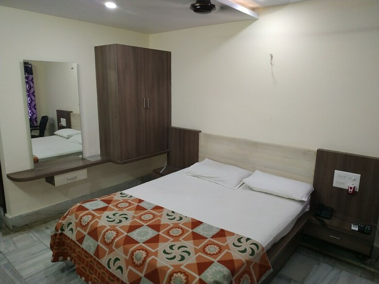 Hotel Iroomz Gangothri Residency