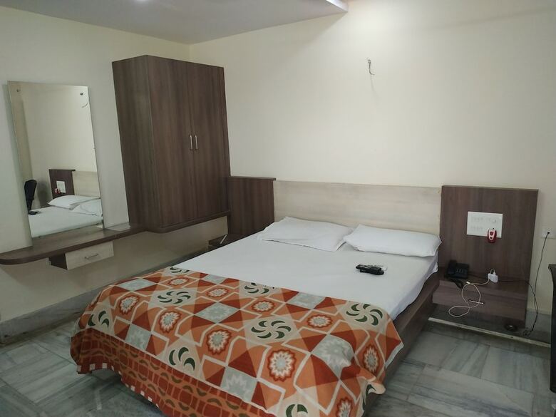 Hotel Iroomz Gangothri Residency