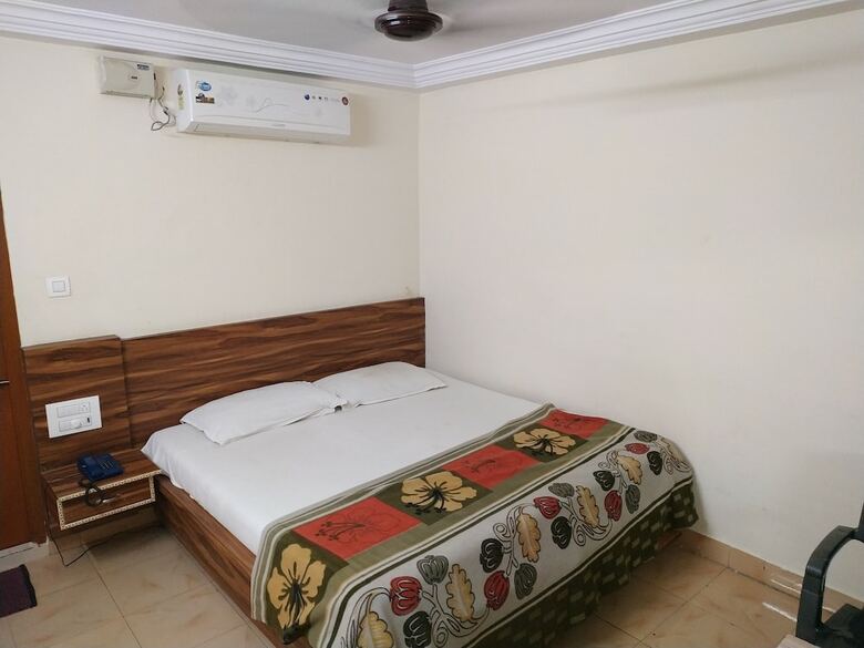 Hotel Iroomz Gangothri Residency