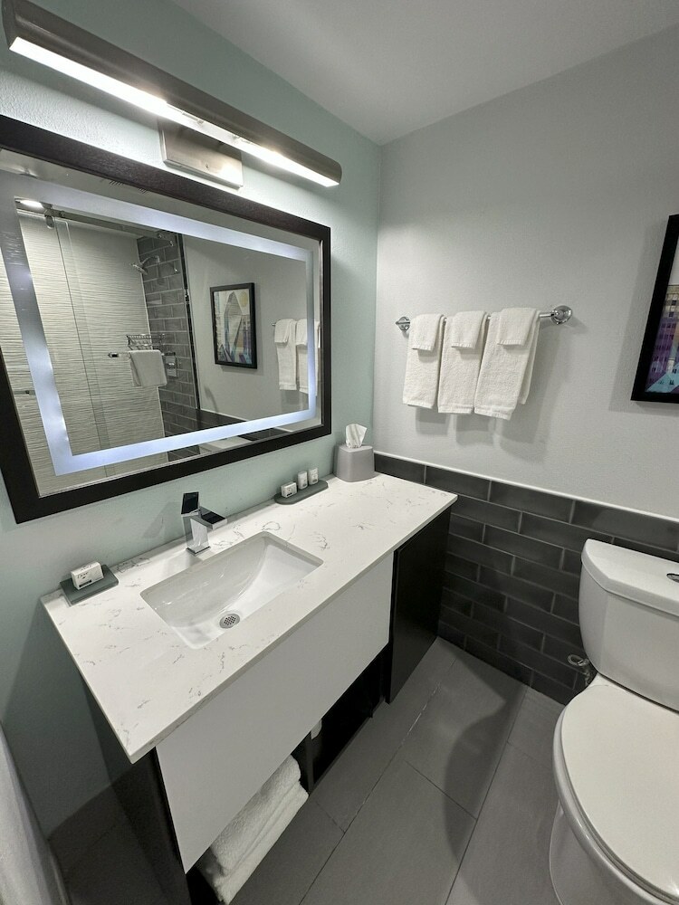 Hotel Lawrence Downtown Dallas