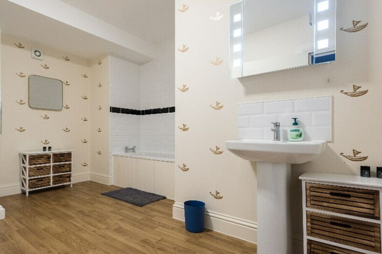The Broadmead Jungle - Lovely & Central 3bdr Apartment