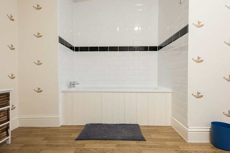 The Broadmead Jungle - Lovely & Central 3bdr Apartment