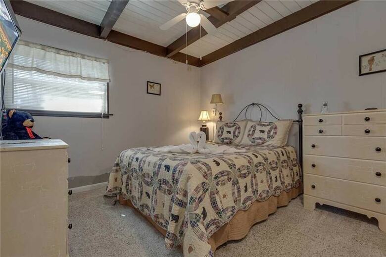 Bear View Chalet - Three Bedroom Cabin