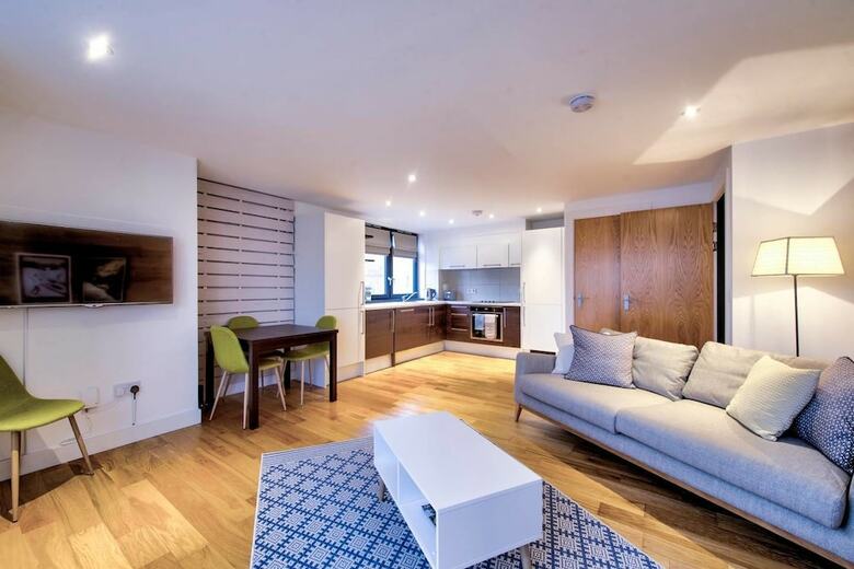 Stylish City Centre Apartment For Two