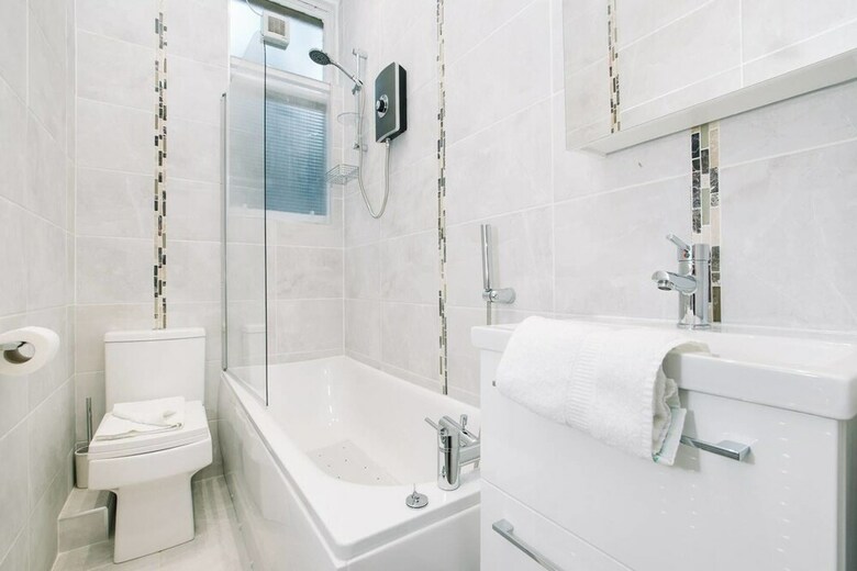 Stunning Old Town Apartment Next To The Station
