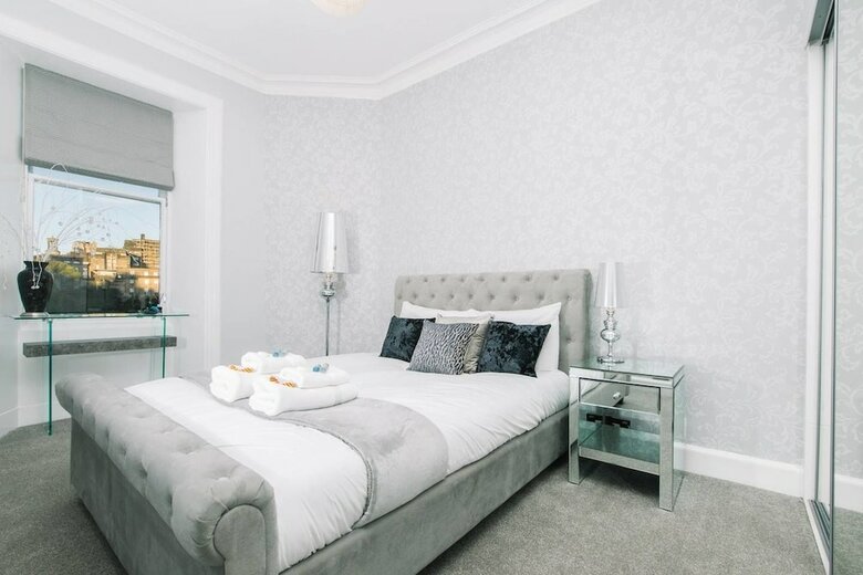 Stunning Old Town Apartment Next To The Station