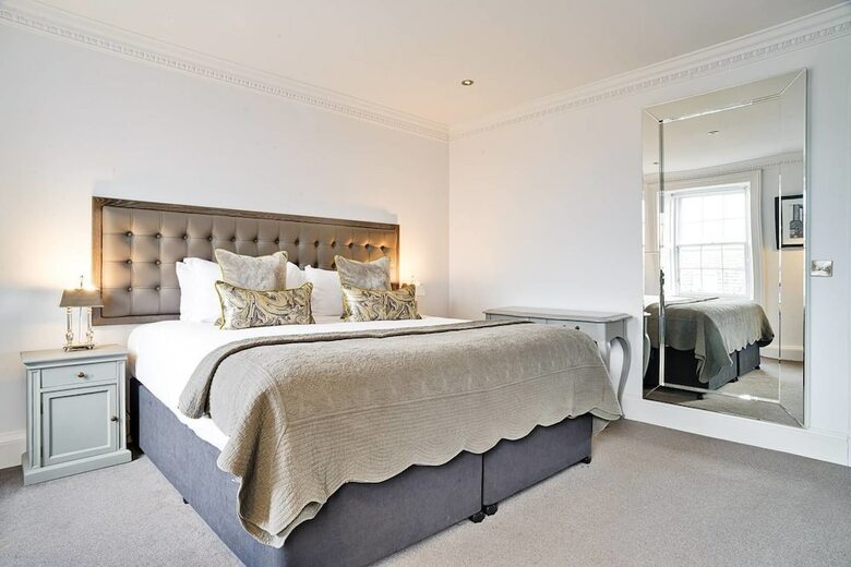 Luxury George Street Apartments: Castle Suite