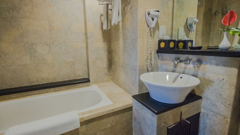 Hotel The Lokha Legian Resort & Spa