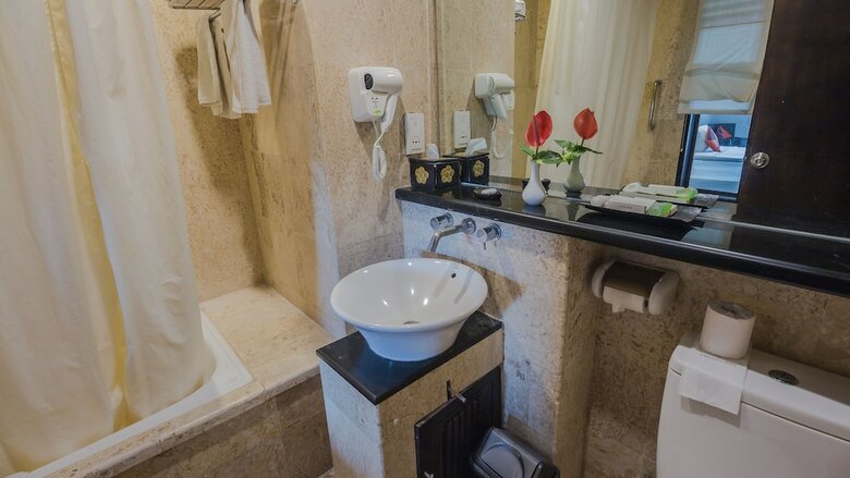 Hotel The Lokha Legian Resort & Spa