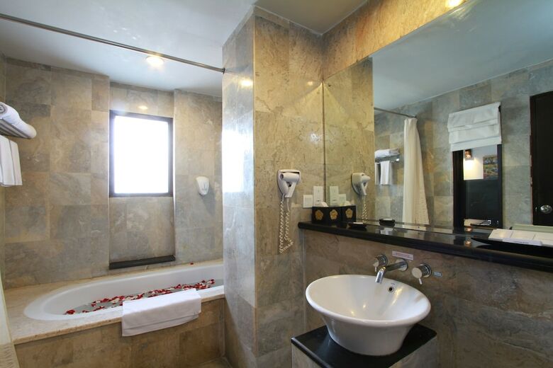 Hotel The Lokha Legian Resort & Spa