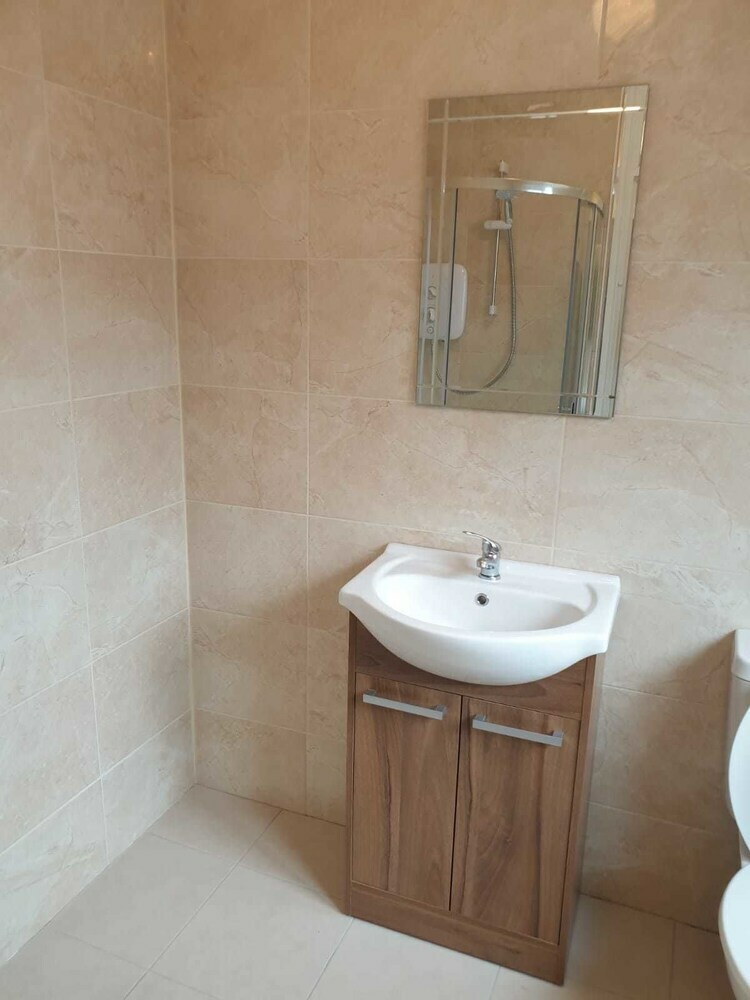 Newly Refurbished 3 Bed House Near City