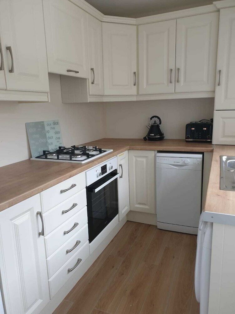 Newly Refurbished 3 Bed House Near City