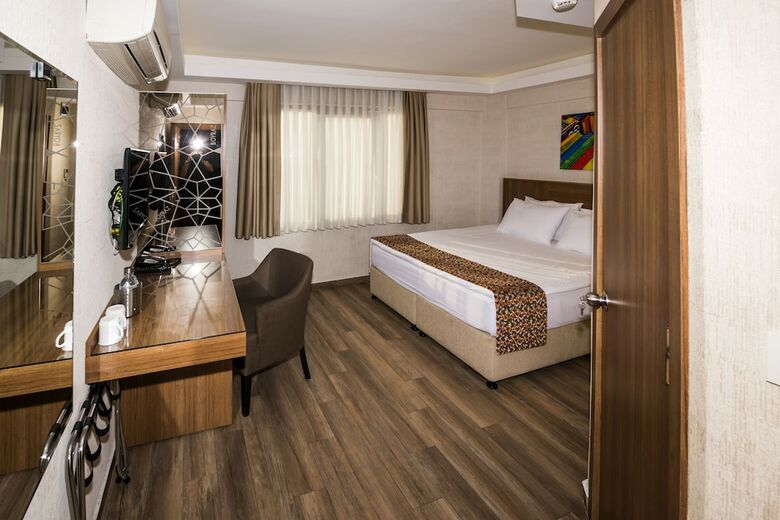 B Guest Hotel