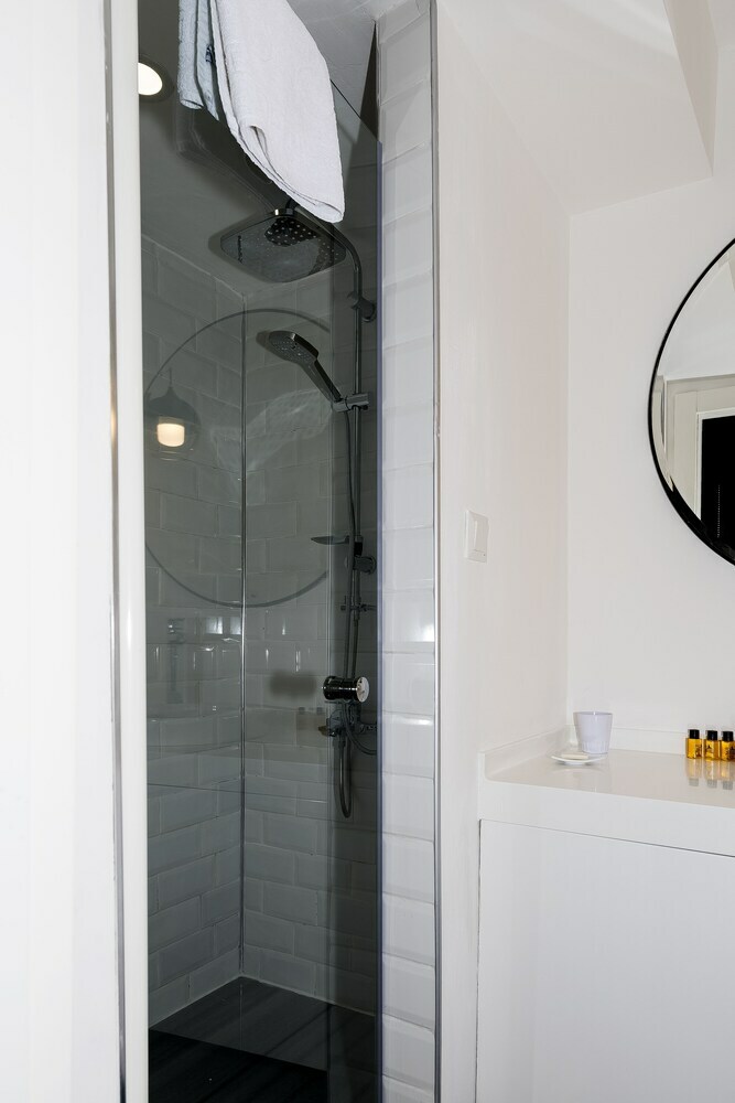B Guest Hotel