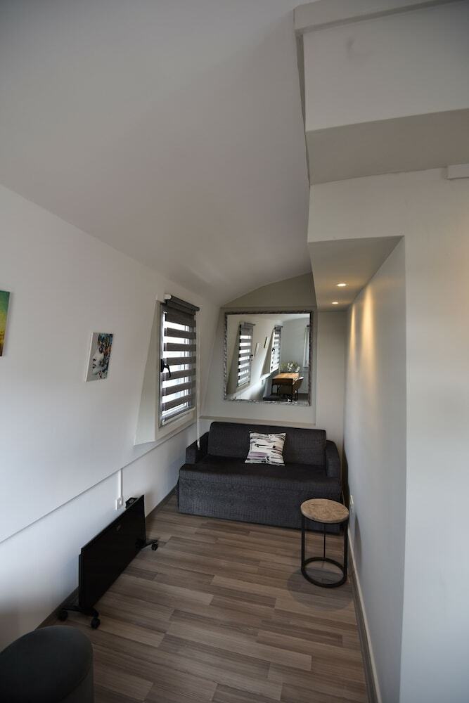 B Guest Hotel