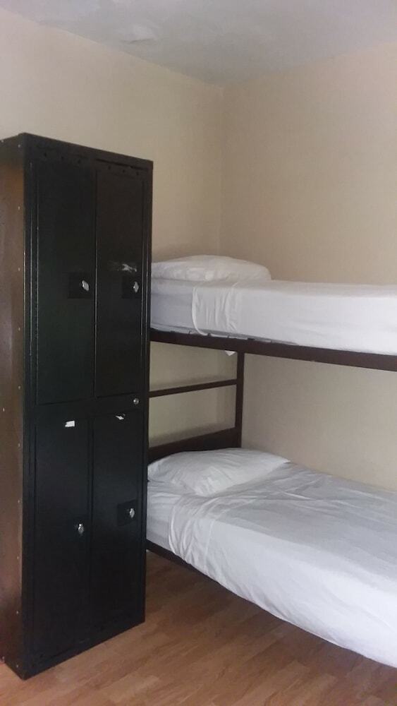 Hostal Avenues Hostel