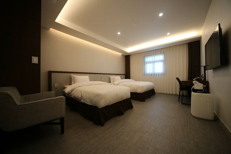 Hotel J's