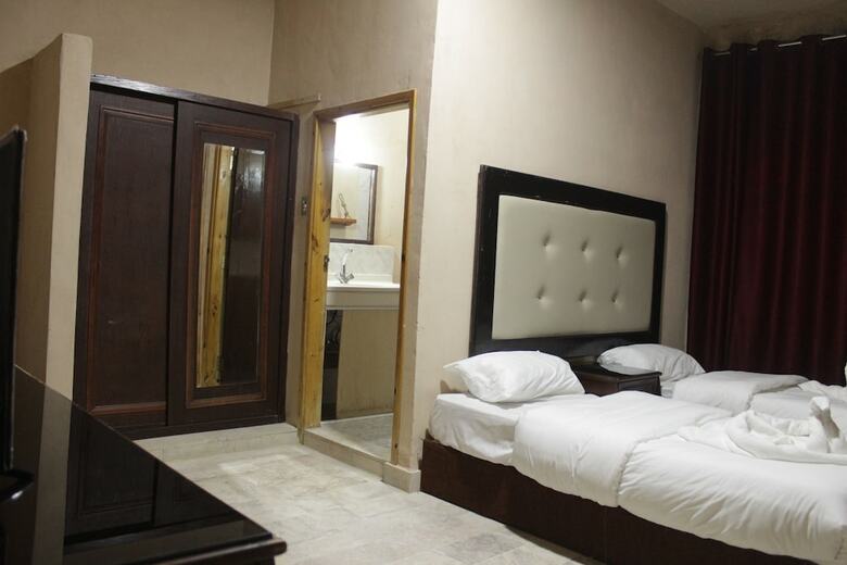 Hostal Oak Tree Castle Hostel