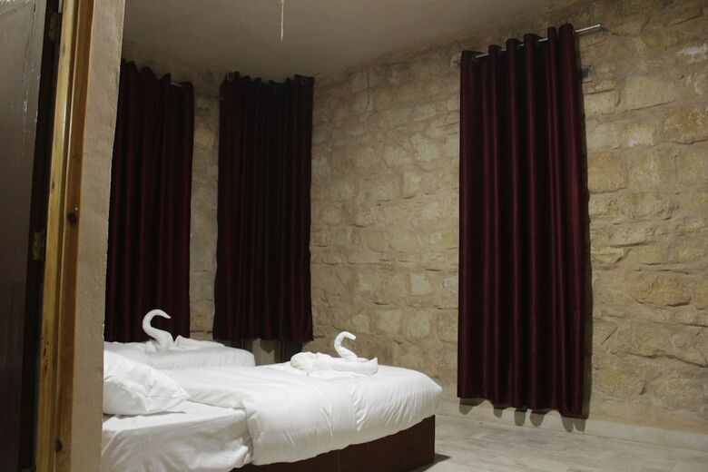 Hostal Oak Tree Castle Hostel