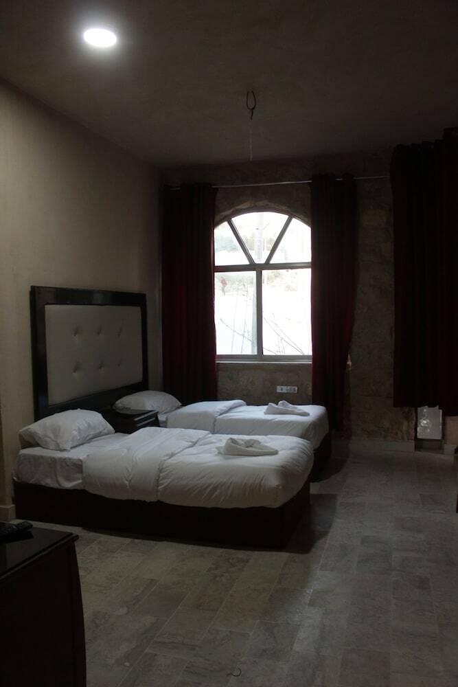 Hostal Oak Tree Castle Hostel