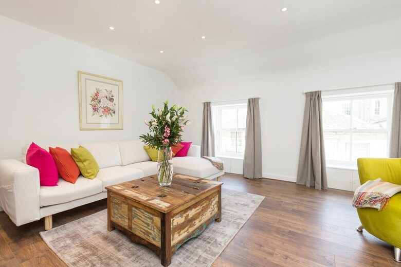 Contemporary Central Edinburgh Apartment