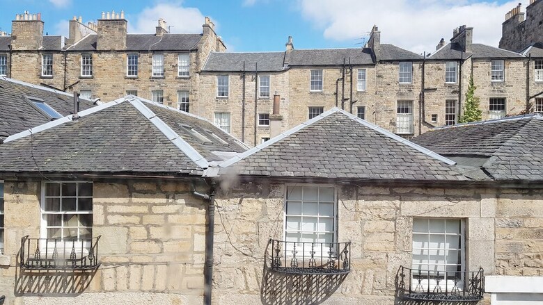Contemporary Central Edinburgh Apartment