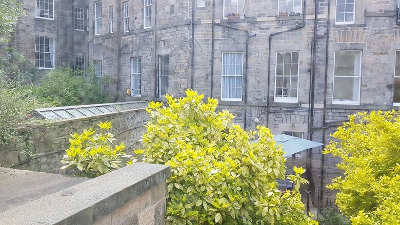 Contemporary Central Edinburgh Apartment