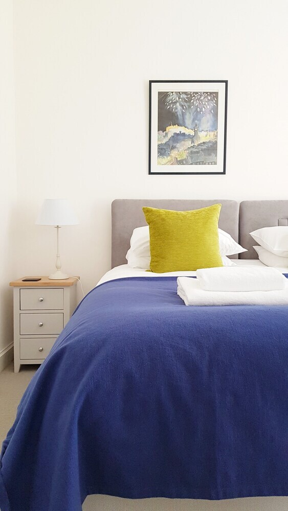 Contemporary Central Edinburgh Apartment