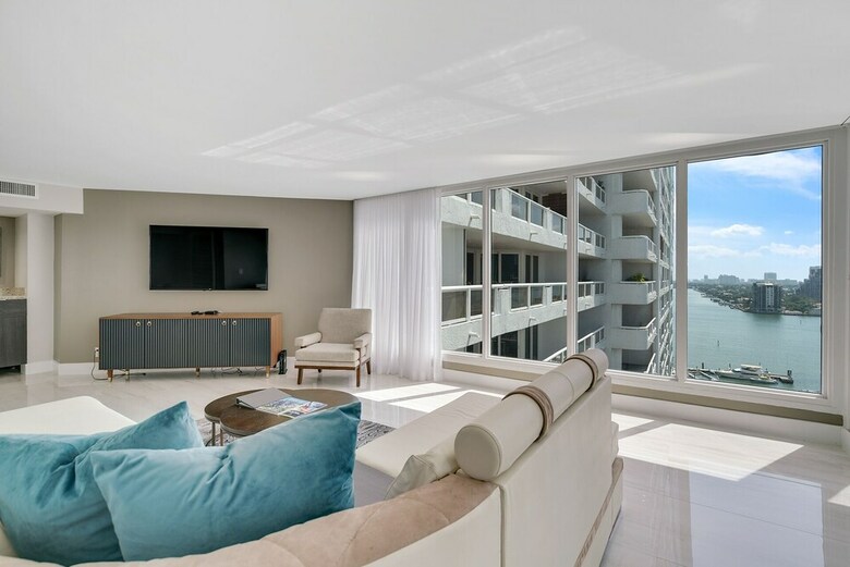 The Grand Condos By Edgewater One Ir