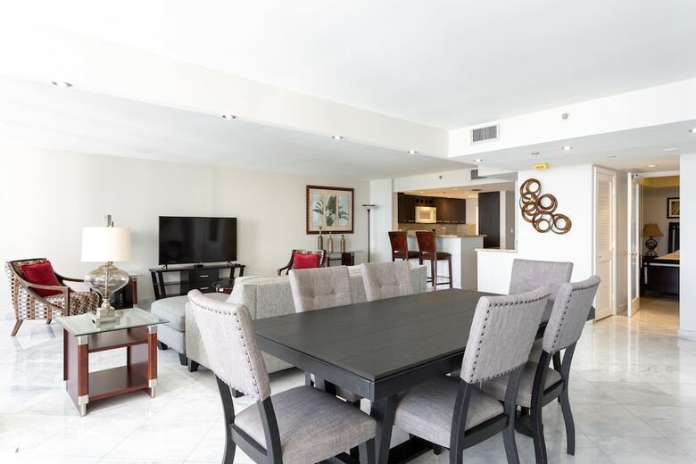 The Grand Condos By Edgewater One Ir