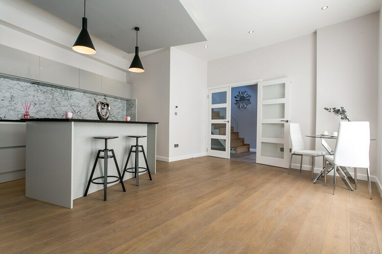 2 Bed Penthouse Style House In Camden Town