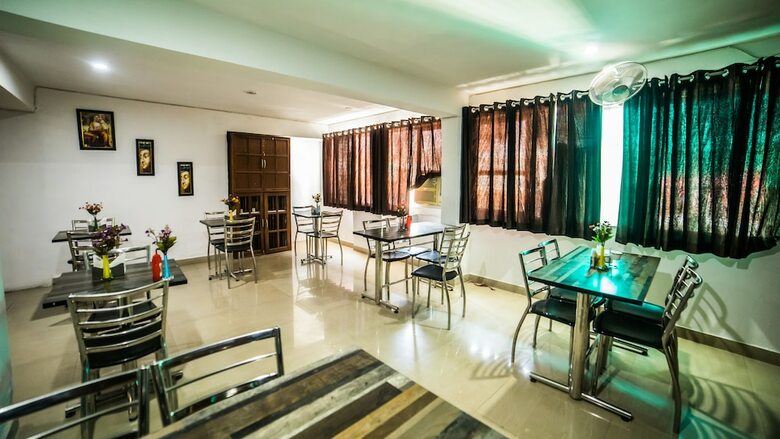 Hotel The Royal Crown