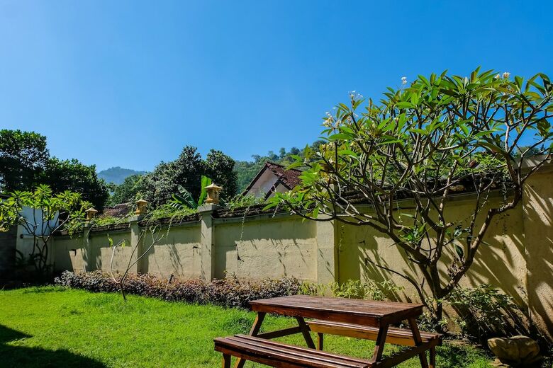 Hotel Oyo 992 Semilir Senggigi Inn