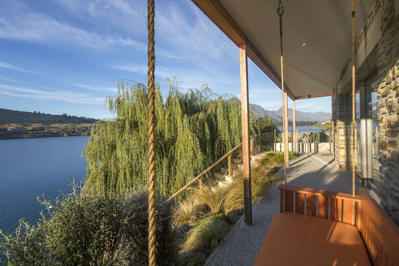 Kohanga Luxury Lakeside Villa