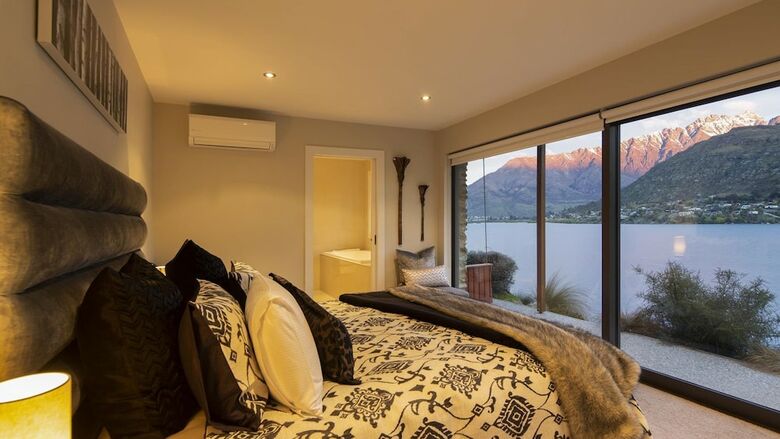 Kohanga Luxury Lakeside Villa